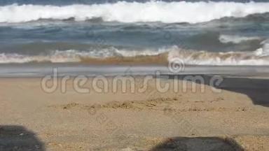 狂野的大岛海滩。 蓝色绿松石海和白沙背景.. 美丽度假蓝色绿松石海水.. 海浪<strong>翻滚</strong>