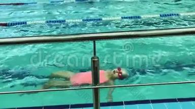 戴着游泳眼镜的女孩背在游泳池里游泳。 <strong>运动宝宝</strong>。
