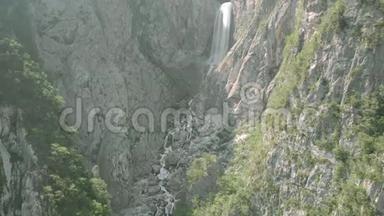 一架令人惊叹的电影无人机<strong>拍摄</strong>了106米博卡<strong>瀑布</strong>在特里格拉夫国家公园，朱利安阿尔卑斯山。