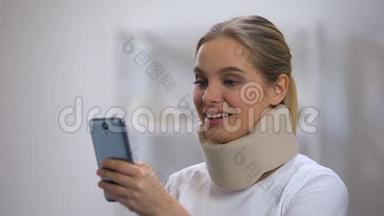 微笑女人在泡沫颈项圈阅读信息电话感觉<strong>颈部</strong>疼痛