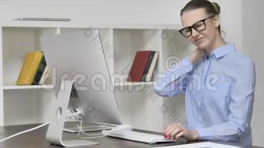 <strong>颈部</strong>疼痛的少女在电脑上工作