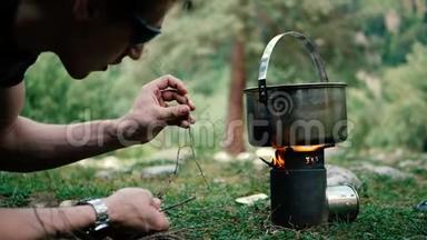 在格鲁吉亚，人们用砂锅在一个小炉子下点燃火焰
