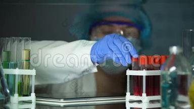 实验室技术人员用血清管分析及片剂分型
