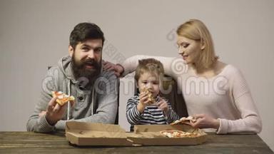 一家人吃披萨的肖像。 热腾腾的披萨。 新鲜意大利经典<strong>原味</strong>意大利辣<strong>味</strong>披萨切片