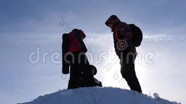 阿拉斯加的旅行者<strong>来</strong>到雪山的山顶，为<strong>战</strong>胜冬日的日落而欢欣鼓舞。 人的团队工作