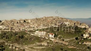 <strong>意大利山区</strong>风景如画的圣奥雷斯特小镇`空中拍摄