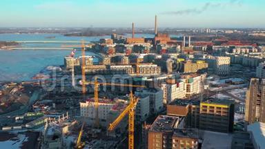芬兰赫尔辛基工厂的高楼大厦和烟雾
