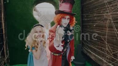 爱丽丝和爱丽丝爱丽丝梦游仙境》中的帽匠直接看着镜头，然后沿着美妙的镜头奔跑