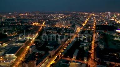 夜间叶卡捷琳堡市区交通大街空中全景4k.. 基础设施、街道和