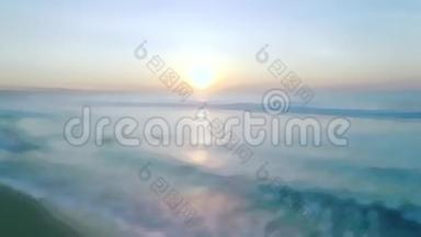 日落和柔软的海洋在沙滩上的傍晚海滩模糊的背景视频过渡。 天空和大海的早晨日出