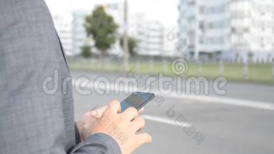一个男人手里拿着手机，控制着手指姿势，看着社交网络