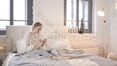 <strong>坐在床上</strong>的情感女孩对智能手机故障的反应