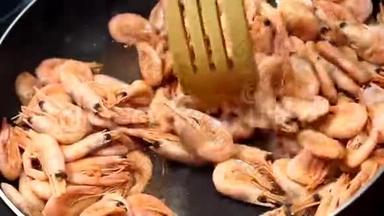 虾虾用香料炒。 虾虾仁用大煎锅煎煮，准备好的虾仁.. 弗里德