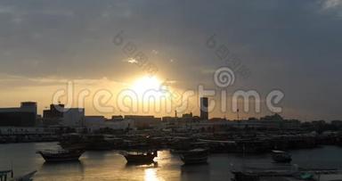 卡塔尔日落时水上观光船-多哈