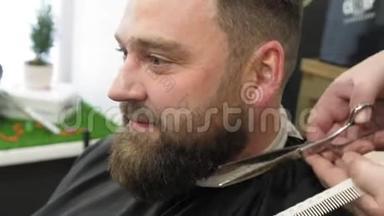 男人在理发店或发廊`发型和理发。 整理头发。 理发店。 男士理发师