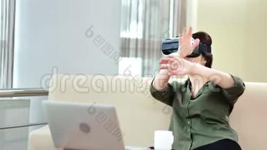在电脑电脑前用现代虚拟现实眼镜打手势