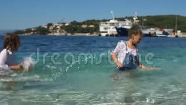 在巴尔干度假的学生。 纯净的海水，地中海小镇背景上两个快乐的孩子..