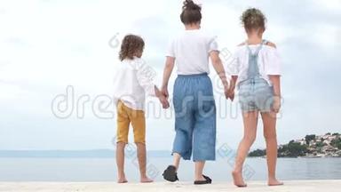 <strong>妈妈</strong>和她的两个十几岁的孩子站在地中海的岸边。 节日快乐，<strong>母亲节</strong>快乐