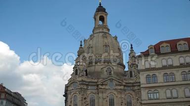 德累斯顿，德国萨克森州，著名的夫人夫人弗劳恩基奇教堂，在老市中心，游客四处走动