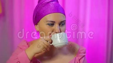 已婚的犹太妇女在一家咖啡馆里戴着头饰，喝着咖啡，吃着糕点。