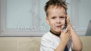 穿着白衬衫和蓝领带的头发凌乱的小男孩正在谈论手机上的趣事