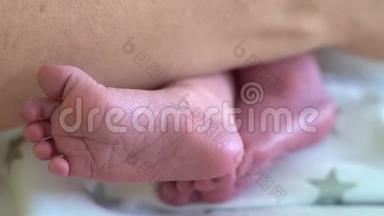 新生婴儿的脚在母亲<strong>手中</strong>。 妈妈和她的孩子。 生育观念。