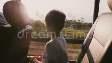 快乐的小旅游男孩享受令人兴奋的日落乘坐狩猎远足汽车<strong>探</strong>索自然在野生阳光明媚的森<strong>林</strong>。