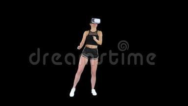 快乐微笑的年轻女孩使用<strong>VR</strong>耳机眼镜<strong>玩</strong>舞蹈游戏第一次阿尔法频道