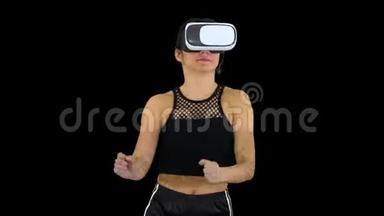 快乐微笑的年轻女孩使用VR耳机眼镜玩舞蹈游戏第一次阿尔法频道