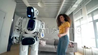 年轻的女人和<strong>机器人</strong>一起跳舞。 Cyborg和人类概念。
