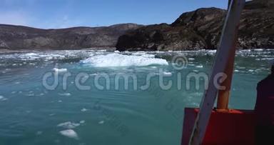 伊卢利萨特附近格陵兰岛EqiE qipSermia<strong>冰川</strong>的4k视频。 从气候变化中融化<strong>冰川</strong>。 乘船游览