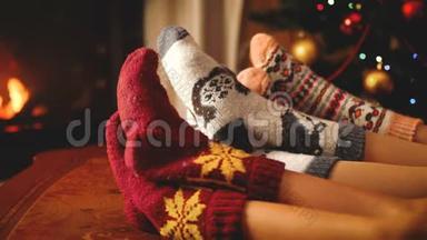 在<strong>圣诞节</strong>或新年期间，一对夫妇躺在壁炉旁，穿着温<strong>暖</strong>的羊毛袜