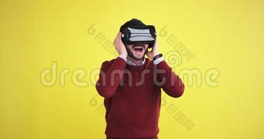 一个人戴着虚拟现实眼镜，在一个黄色背景墙的工作室里，非常探索虚拟世界
