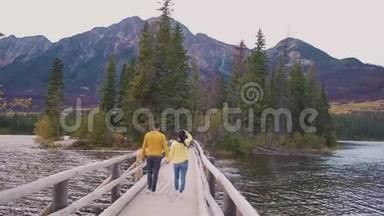 加拿大阿尔伯塔省的金字塔湖碧玉秋天在湖边观赏日落，秋天在湖边落色