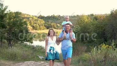 在一个夏天的日落时分，爸爸妈妈带着一个<strong>小</strong>儿子在公园里的<strong>河边</strong>散步，聊天，