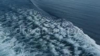 蓝色海<strong>水带</strong>船迹.. 慢动作。 水泡沫跟踪船。