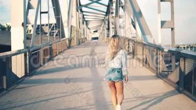 美丽快乐的女孩快乐地跑过桥。