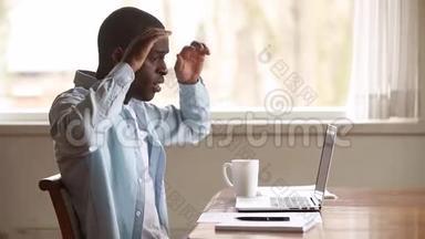 沮丧沮丧的黑人使用笔记本电脑在线阅读坏消息