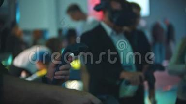 <strong>科技展</strong>览-一名首次使用VR眼镜的男子-使用手柄