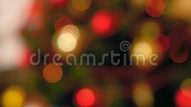 摄像机的4k<strong>视频</strong>慢慢地聚焦在装饰<strong>圣诞树</strong>上，有五颜六色的灯光和花环。 完美的抽象镜头
