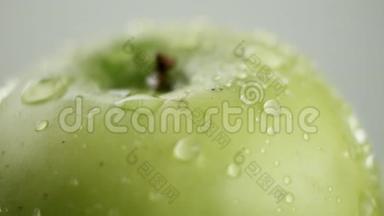 在<strong>视频</strong>中，我们看到一个绿色的苹果，水<strong>开始</strong>从顶部像淋浴一样倾泻，然后像波浪一样，白色的。