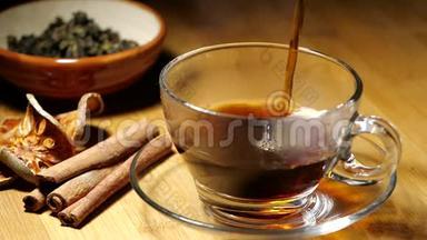 在装有蒸汽的杯子中倒入红茶或热草饮料