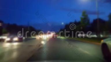 夜间在雨中驾驶城市街道，有模糊效果。城市雨水交通的驾驶员视角