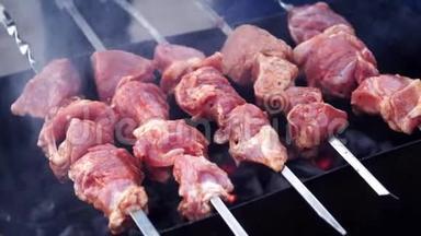 在<strong>户外生火</strong>的烤串上煮肉，慢动作。 煤火上的肉关起来了