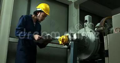 亚洲工程师修理重型机械。