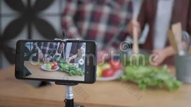 网络视频博客，智能手机为博客的人制作视频，让他们知道，博客的男人和女人是如何从健康的食物中烹饪的