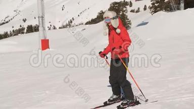 一个女人害怕一个陡峭的斜坡在滑雪场的侧面站起<strong>来</strong>，靠在滑雪边<strong>缘</strong>。