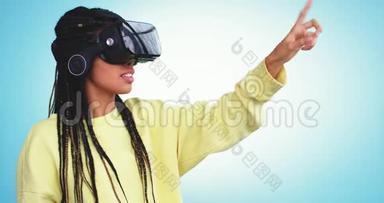 新技术非洲女士用手指虚拟虚拟虚拟虚拟虚拟虚拟现实，选择一个程序在一个带蓝色的工作室使用