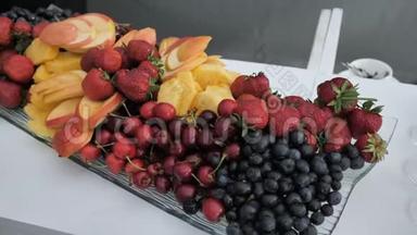 新鲜蓝莓，草莓，樱桃，切片<strong>苹果</strong>，<strong>芒</strong>果和菠萝在一个长的长方形盘子里