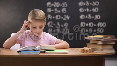 聪明的小学生解决问题，数学练习写在黑板后面